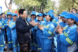Le Premier ministre Pham Minh Chinh rend visite et adresse ses voeux du Tet à des ouvriers d'assainissement. Photo: VNA