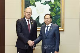 Le président de l'Assemblée nationale du Vietnam, Tran Thanh Man (droite), et le président de la Chambre des représentants de la Biélorussie, Igor Sergeyenko. Photo: VNA