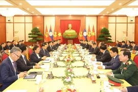 Entretien entre le secrétaire général du Comité central du Parti communiste du Vietnam (PCV) et président vietnamien, To Lam, et le secrétaire général du Comité central du Parti populaire révolutionnaire du Laos (PPRL) et président lao, Thongloun Sisoulith. Photo: VNA