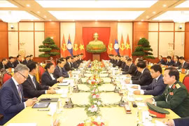 Entretien entre le secrétaire général du Comité central du Parti communiste du Vietnam (PCV) et président vietnamien, To Lam, et le secrétaire général du Comité central du Parti populaire révolutionnaire du Laos (PPRL) et président lao, Thongloun Sisoulith. Photo: VNA