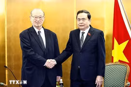 Le président de l'Assemblée nationale du Vietnam, Tran Thanh Man (droite), et le président exécutif du Conseil international des échanges d'amitié du Japon, Ken Matsuzawa. Photo: VNA