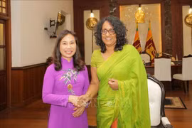 La Première ministre sri lankaise Hasini Amarasuriya (droite) reçoit l'ambassadrice du Vietnam au Sri Lanka, Trinh Thi Tam, le 3 octobre à Colombo. Photo: VNA