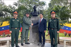 Le général Rafael Zerpa Zambrano, directeur de l'IAESEN, (2e à partir de la gauche), et l'ambassadeur du Vietnam au Venezuela, Vu Trung My. Photo: VNA