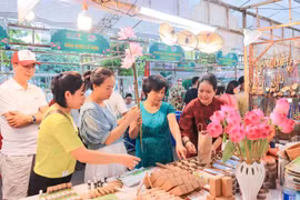 Des produits à base de lotus sont présentés lors du Festival de lotus. Photo: VNA