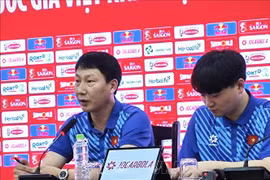 L'entraîneur Kim Sang Sik (gauche). Photo: VNA