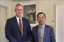 L'ambassadeur du Vietnam en Australie, Pham Hung Tam (droite) et le président du Conseil d'affaires Australie-Vietnam du Queensland, Simon White. Photo: VNA