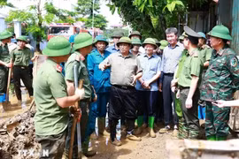 Le Premier ministre Pham Minh Chinh donne des instructions sur place pour régler les conséquences des inondations à Yen Bai. Photo: VNA