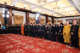 Des délégués rendent hommage au secrétaire général du Parti Nguyen Phu Trong à la Salle de la Réunification à Hô Chi Minh-Ville. Photo: VNA