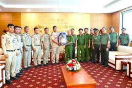 La province cambodgienne de Tboung Kh'Mum remet un cadeau au département de la sécurité publique de la province de Tay Ninh. Photo: VNA