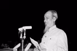 Le Président Hô Chi Minh prend la parole lors de la séance d'ouverture de la 2e session de la 3e Assemblée nationale, le 7 avril 1965. Photo: archives