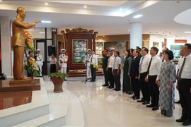 Les autorités de la province de Thua Thiên-Huê offrent des fleurs au Musée Hô Chi Minh de Thua Thiên-Huê. Photo: VNA