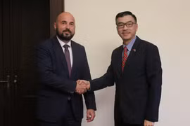 L'ambassadeur du Vietnam en République tchèque Duong Hoai Nam (droite) et le maire de la ville de Pilsen, Roman Zarzycky. Photo: VNA