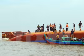 HCM-Ville : un bateau de pêche chaviré, 13 secourus, quatre disparus