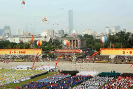 Meeting, parade militaire et défilé en l'honneur de la Fête nationale