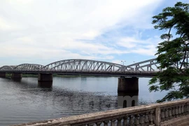 Mise en oeuvre du projet de planification des deux rives du fleuve Huong 