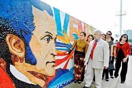 Une mosaïque en céramique du Venezuela inaugurée à Hanoi