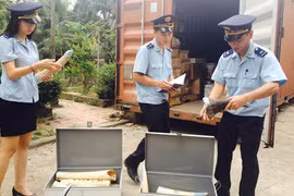 Des douaniers de Nôi Bài à pied d'œuvre. Source: dngcustoms.gov.vn