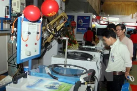 Colloque sur l'accélération de l'industrie auxiliaire du Vietnam