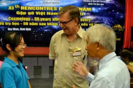 Le prix Nobel George F. Smoot surpris des connaissances des élèves vietnamiens