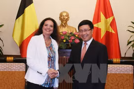 Le chef de la diplomatie rencontre des responsables britannique, belge et islandais