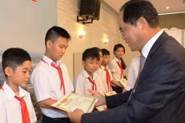 Des bourses sud-coréennes pour des enfants défavorisés vietnamiens 