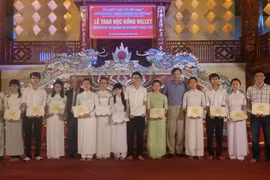 Plus de 200 bourses Odon Vallet pour des jeunes de Thua Thiên-Huê