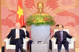 Le président Nguyen Sinh Hung reçoit le représentant en chef de la délégation de l'UE