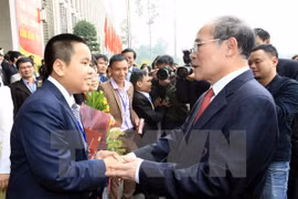 Nguyen Sinh Hung rencontre les jeunes talents du pays 