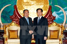 Le PM Nguyen Tan Dung reçu par des dirigeants laotiens