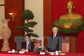 Le secrétaire général du PCV, Nguyên Phu Trong, (debout) prend la parole lors de sa rencontre avec les cadres de la diplomatie vietnamienne le 22 août à Hanoi. Photo Trí Dũng/VNA 