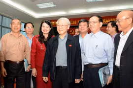 Le secrétaire général Nguyen Phu Trong rencontre des électeurs de Hanoi