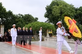 Les dirigeants rendent hommage aux Morts pour la Patrie