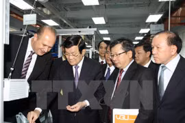 Le chef de l'État visite l'Université Vietnam-Allemagne à Binh Duong