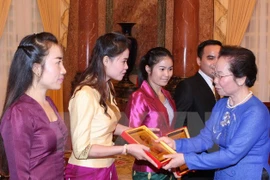 Mme Nguyen Thi Doan reçoit des stagiaires laotiens