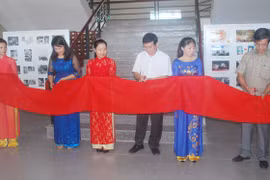 Présentation de livres et des journaux sur l’insurrection générale d'août 1945