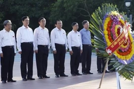 Le PM est allé offrir de l'encens à l'ancienne citadelle de Quang Tri 