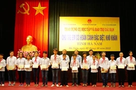 Remise de cadeaux à des enfants en difficulté
