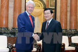 Le président Truong Tan Sang rencontre l'ancien président Bill Clinton 