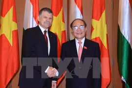Entretien entre les présidents des AN vietnamienne et hongroise
