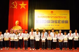 Remise de cadeaux à des enfants en difficulté