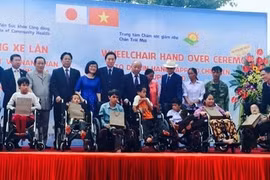 Un ancien PM japonais offre 50 fauteuils roulants aux enfants victimes de l'agent orange/dioxine 