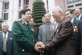 Le ministre vietnamien de la Défense reçoit des vétérans chinois