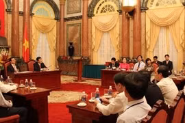 Le président Truong Tân Sang reçoit des ouvrières exemplaires du secteur pétrolier 