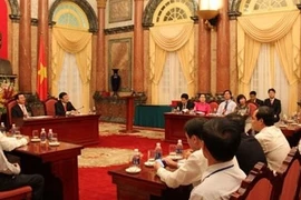 Le président Truong Tân Sang reçoit des ouvrières exemplaires du secteur pétrolier 