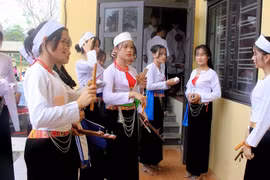 À Hoa Binh, les costumes traditionnels surfent sur la tendance et investissent les écoles