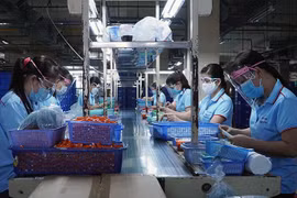 La 4e vague en perte de vitesse, le Vietnam rouvre ses activités