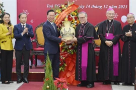Le président Vo Van Thuong présente ses vœux de Noël 2023 à l’archidiocèse de Hue