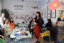 Présentation de livres vietnamiens dans un restaurant vietnamien en Belgique