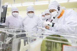 Le PM Pham Minh Chinh rend visite à un producteur de puces semi-conductrices à Bac Giang
