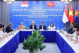Les PM vietnamien et singapourien prennent part à un dialogue avec des jeunes exemplaires